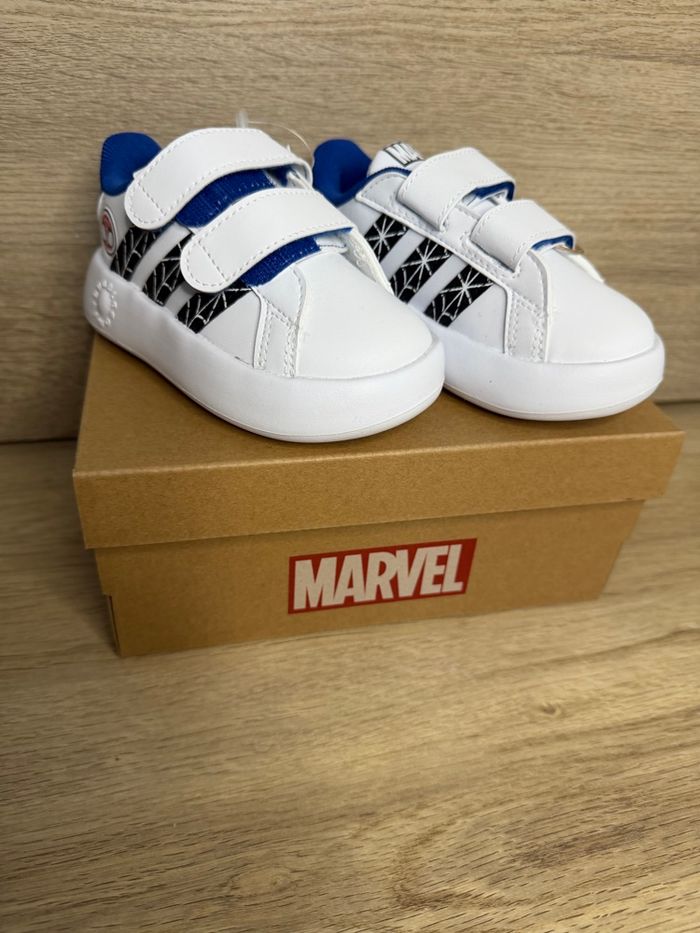 Chaussure Adidas Marvel Spiderman taille 22 - photo numéro 3