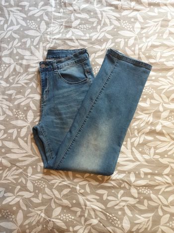 Jean bleu clair délavé aux cuisses