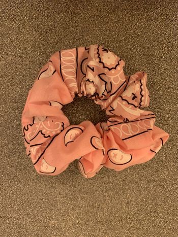 Chouchou Adopt’ Tissu rose motif bandana noir et blanc  Accessoire coiffure cheveux