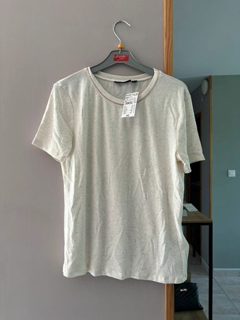 T shirt crème avec liseré doré au col
