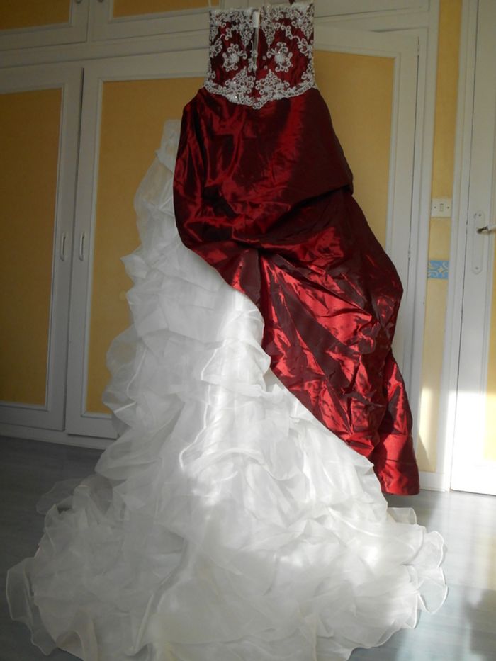 Robe de Mariée ivoire et bordeaux jupon et cerceau - photo numéro 7