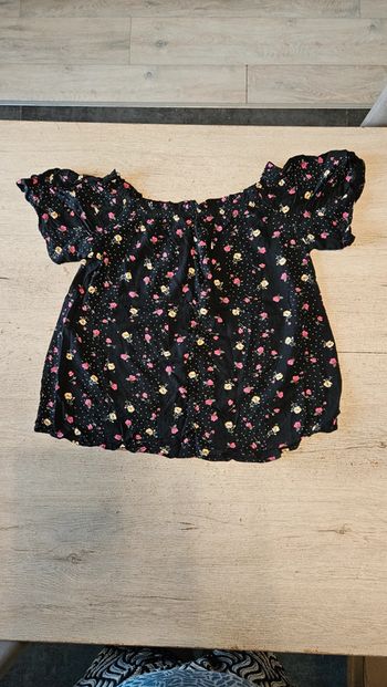 Blouse légère à manches courtes, col large, noire avec fleurs, Clockhouse, L