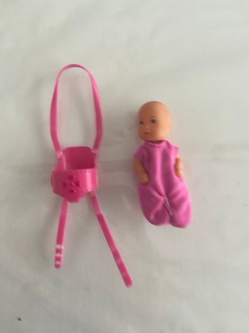 Mini poupon bébé avec porte-bébé rose – 5 cm