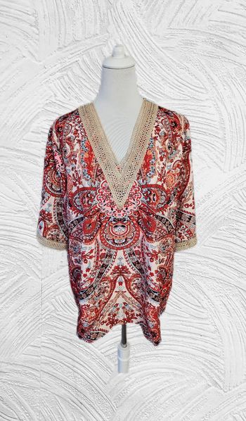 Blouse satinee a motifs cachemire et dentelle crochetee, sans marque,  taille 2 XL (48)