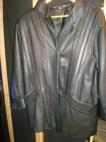 très belle veste en cuir noir taille 48