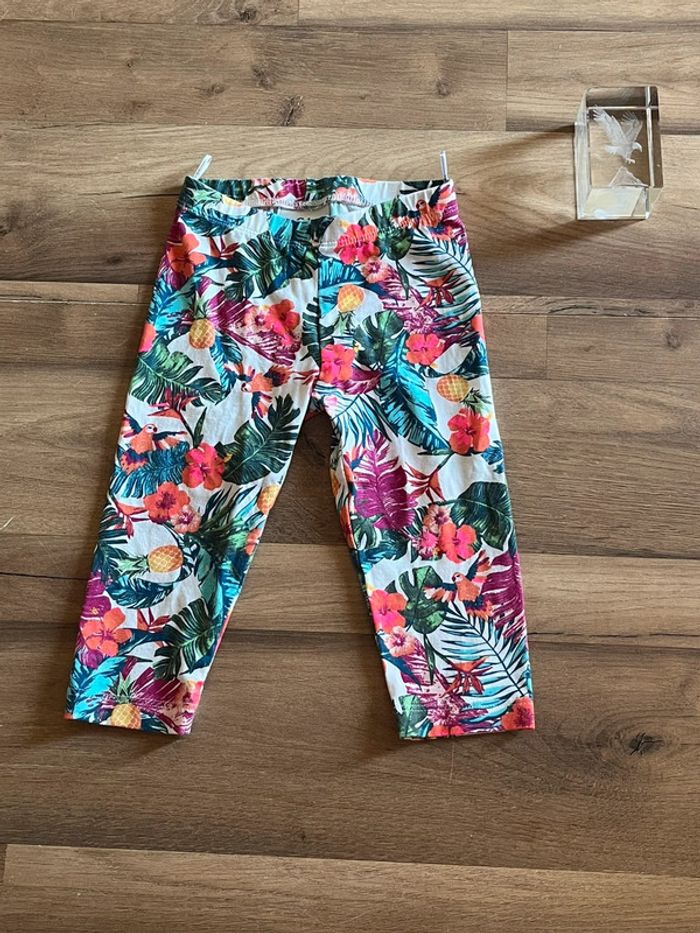 Je vend un legging court fille taille 4 ans neuf sans étiquette