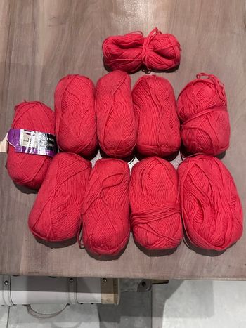 Lot de 9 pelottes de laine coloris rose corail galeries Lafayette neuves