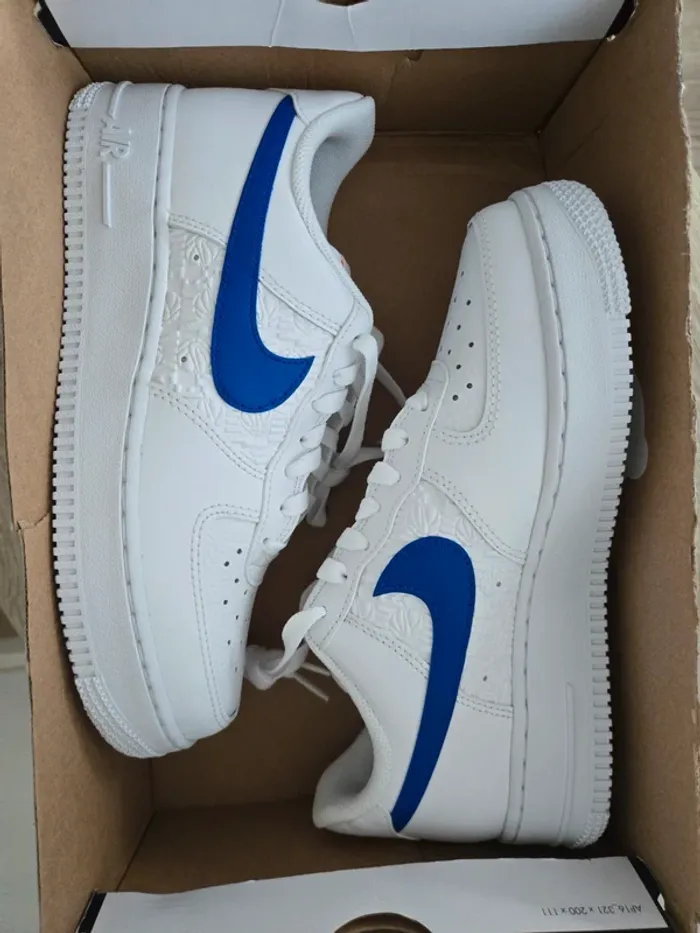Nike air force 1 taille 38,5 neuves blanc bleu édition basket ball