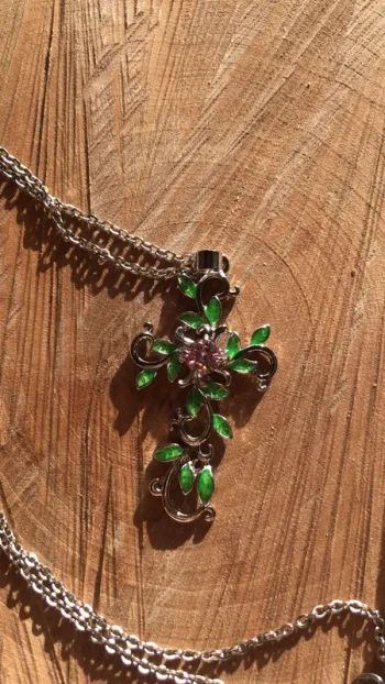 Collier croix fleuris