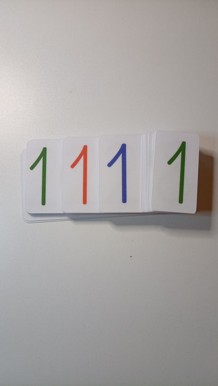 Apprendre les nombres avec les cartes Montessori