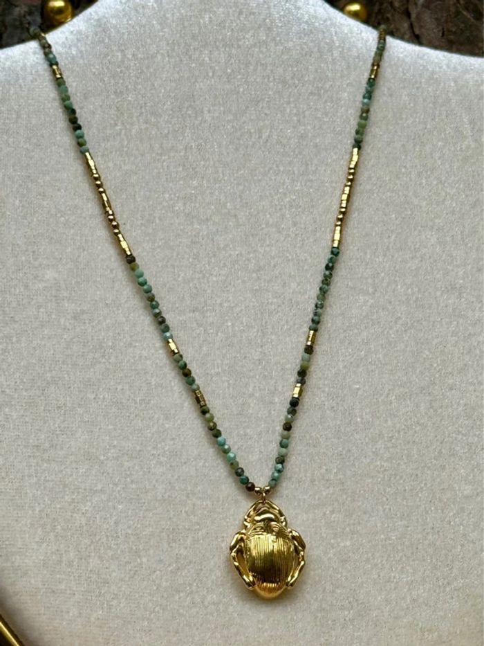 Collier acier inoxydable or réglable perles malachite pendentif gros scarabée travaillé