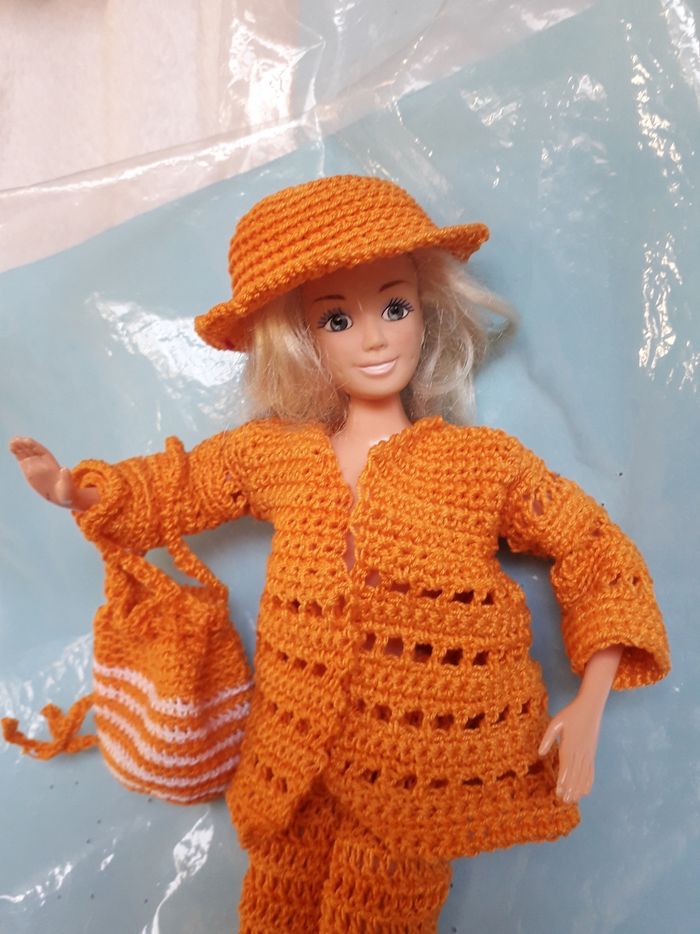 Poupée Barbie habillée de neuf