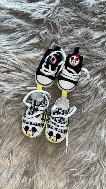 2 paires de baskets Mickey 3/6 mois