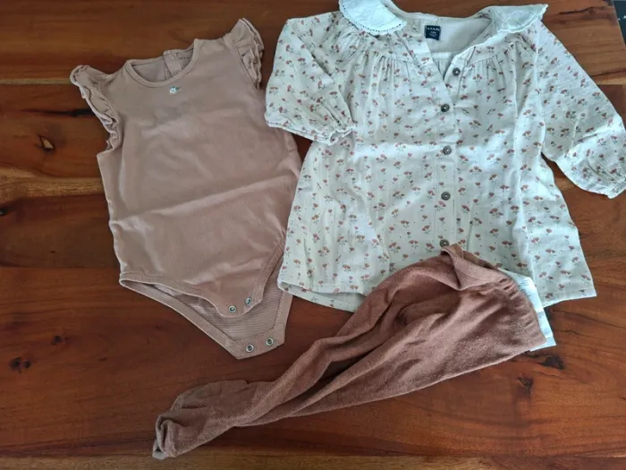 Lot composé d'une jolie robe col claudine, un body et des collants Kiabi 24 mois