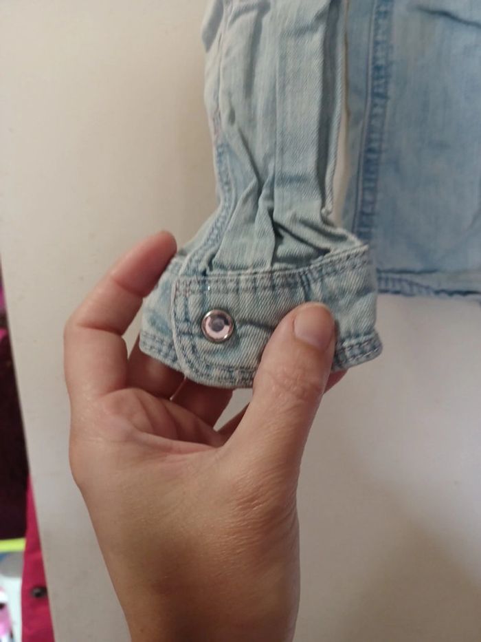 Chemise effet jeans délavé avec strass H&M 5/6ans - photo numéro 4