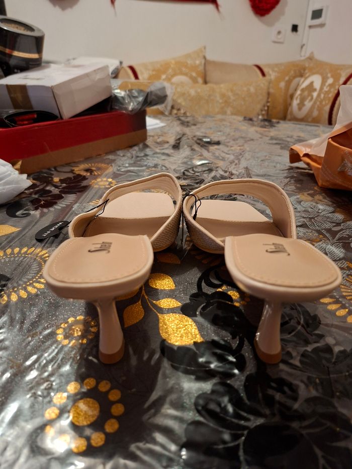 Chaussure a tallon 7 cm beige taille 39 neuf prix 6 euro - photo numéro 3