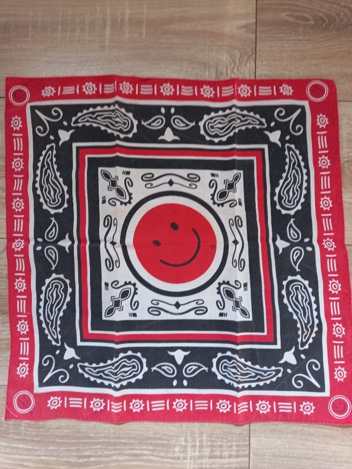 Foulard petit bandana rouge, noir et blanc