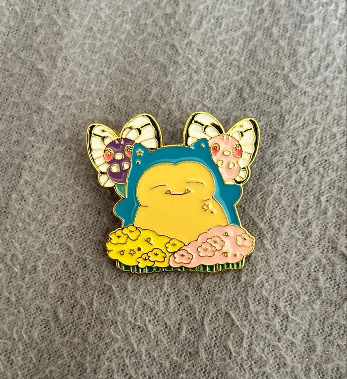 Pin’s Pokémon Ronflex et Papilusion