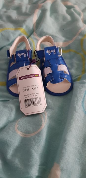 Chaussure bebe taille 20/21 neuf