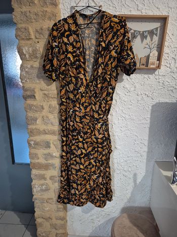 Magnifique robe longue portefeuille avec volants sur le bas de la jupe Kiabi taille 50