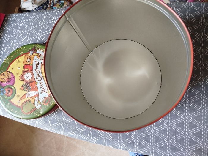 Une boîte en métal - photo numéro 4