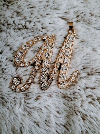 Pendentif or et strass - lettre M