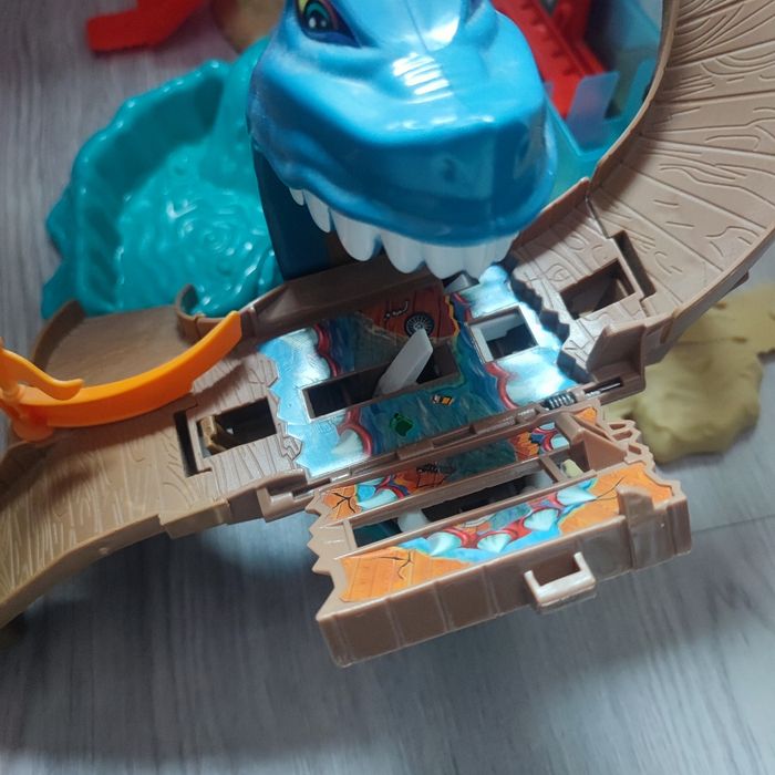 Hot wheels piste attaque requin coffret de jeux avec deux zones de changement de couleur et un véhicule color shifter inclus - photo numéro 4