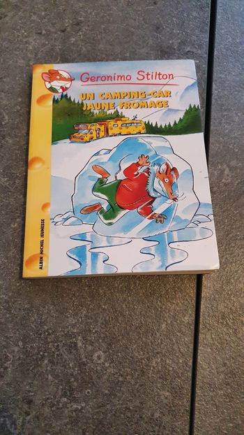 Un camping car jaune fromage