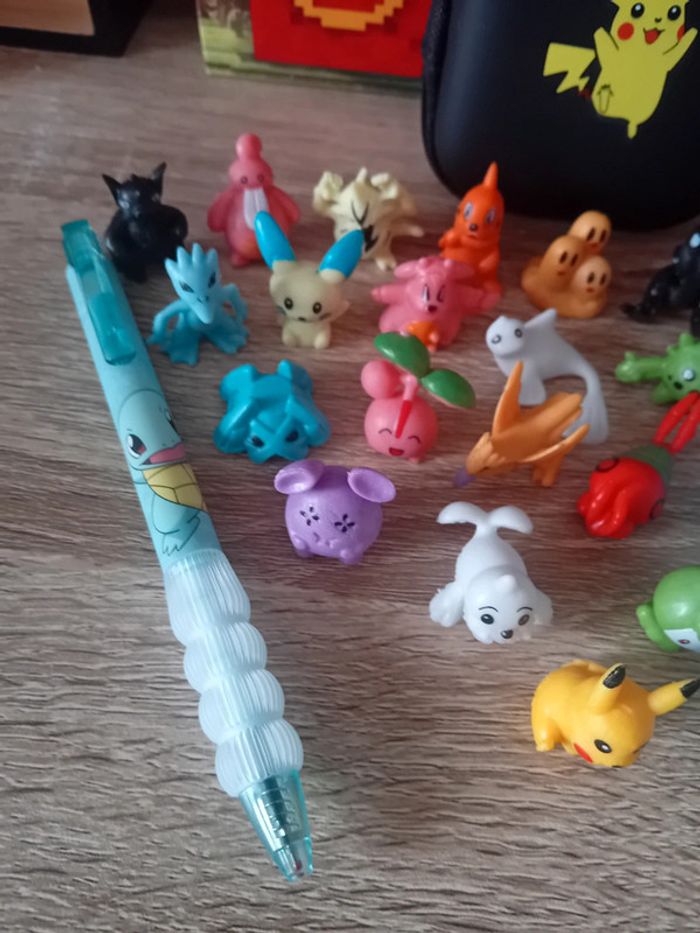 Lot pochette + 24 minis figurines + 2 stylos thème pokemon neufs - photo numéro 3