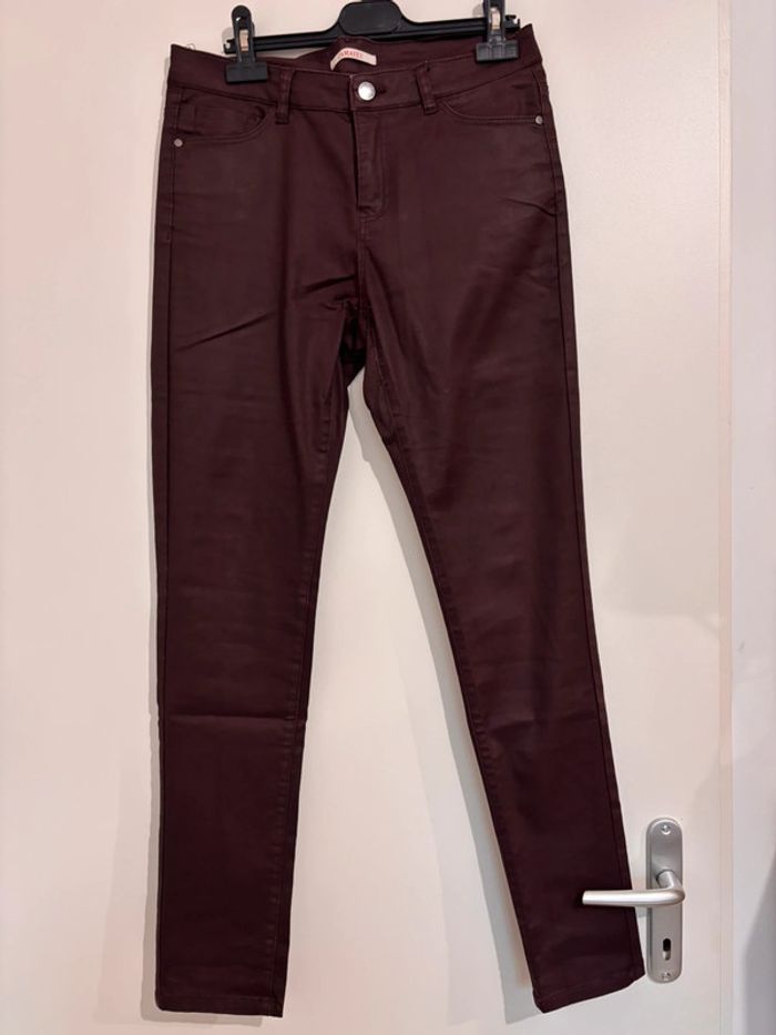 Pantalon Camaïeu couleur bordeaux