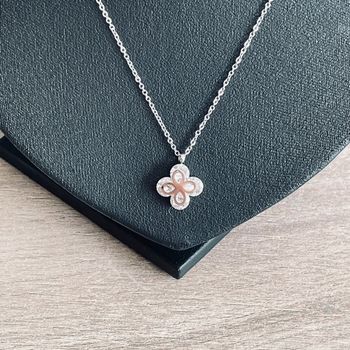 Collier trèfle chance scintillant de strass en acier inoxydable et hypoallergénique argenté