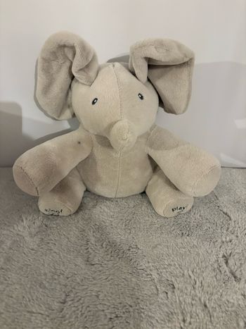 Éléphant peluche oreille qui bouge cache cache