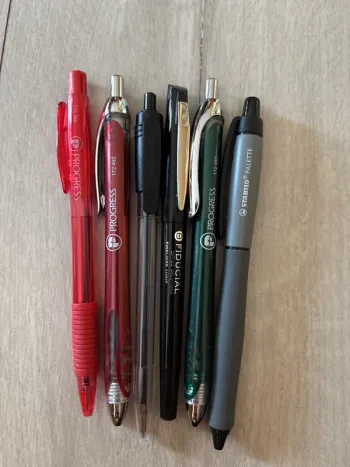 Lot de divers stylos