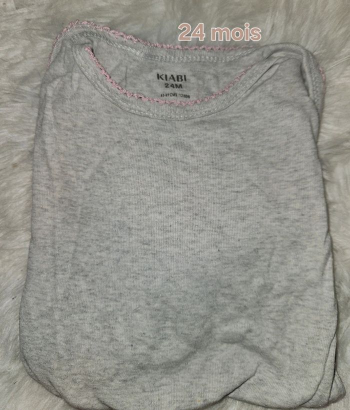 đ¶ Body gris manches longues avec dĂ©tail rose â Kiabi â 24 mois
