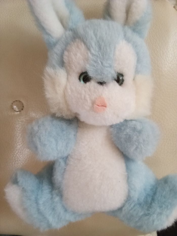 Peluche lapin bleu clair blanc assis Nounours  bicolore yeux durs plastique  nez noir bouche tissu rose clair style feutrine  ventre  blanc  vintage ancien  joli d'occasion - photo numéro 9