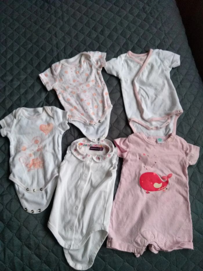 Lot de 4 bodies (1 sergent major, 1dpam et 2 sans marques) et 1 barboteuse (tex) taille 3 mois