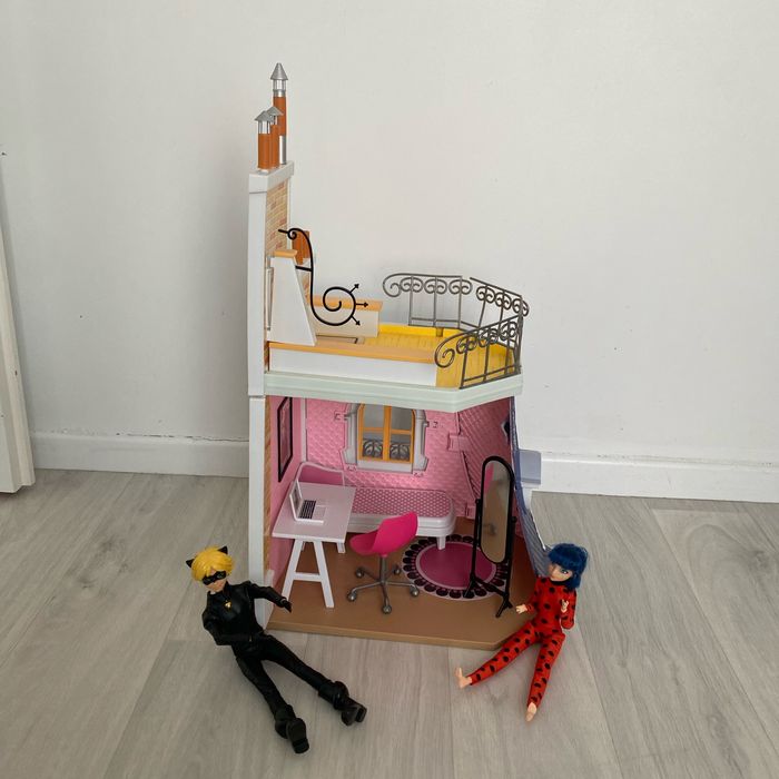 Maison miraculous et 2 poupées