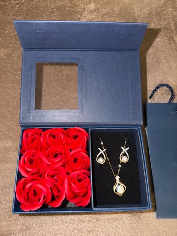 Superbe coffret bijoux collier et boucle d’oreilles neuf