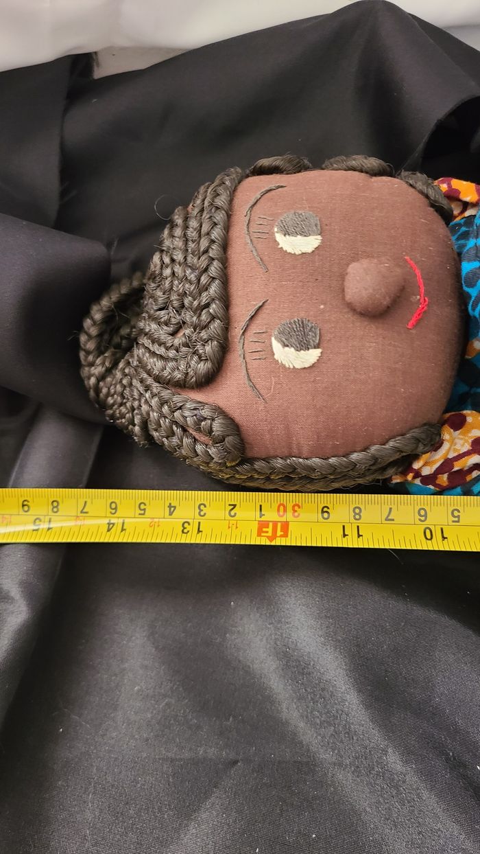 Belle poupée de chiffon à la peau foncée tressée à la main - photo numéro 3