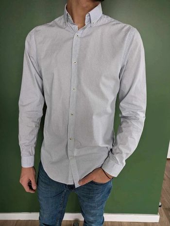 Chemise à motifs ZARA.