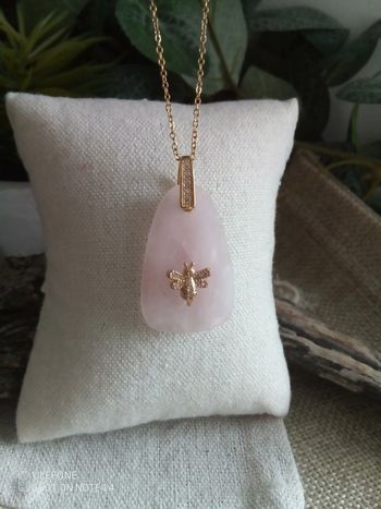 Collier quartz rose , pierre naturelle , abeille dorée