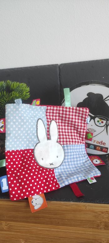 doudou plat mouchoir carré lapin miffy nijntje rouge bleu blanc carreaux pois