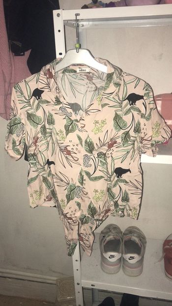 Chemise courte avec un petit noeud à faire sur le devant