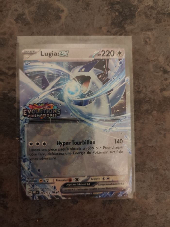 📦 Carte Pokémon Promo Jumbo – Lugia EX 082/131
Série : Évolutions Prismatiques (Stamp)