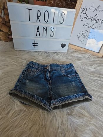 Short tape à l'œil