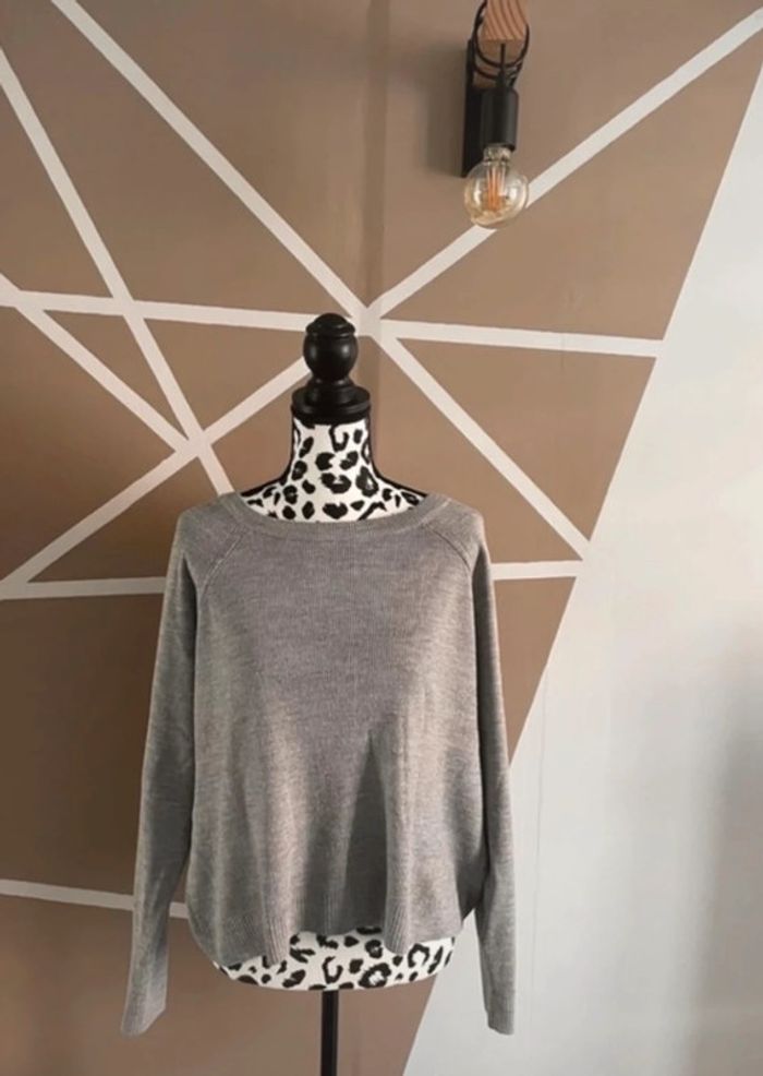 Sweat gris noué dans le dos