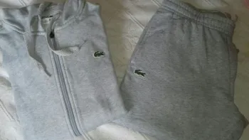 Ensemble survêtement Lacoste taille XS ou 2