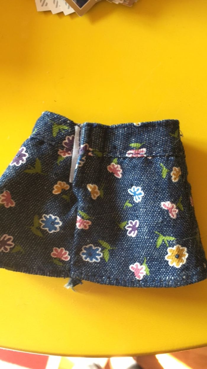 Mini jupe pour poupée bleu marine à fleur - photo numéro 2