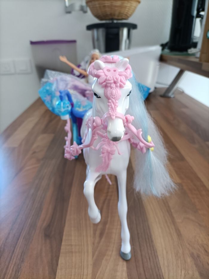 Barbie Princesse Flocon et son carosse - photo numéro 7