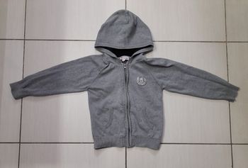 Gilet 6 ans 
Très bon état 